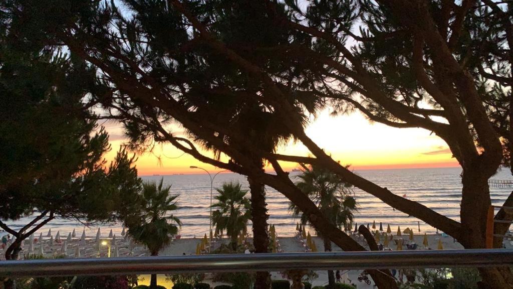 Mali i Robit Beachfront Apartment Golem  Exterior foto