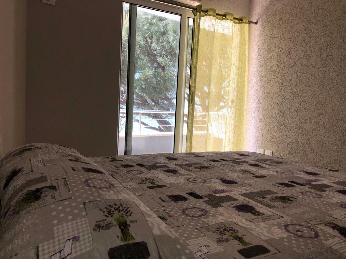 Mali i Robit Beachfront Apartment Golem  Exterior foto